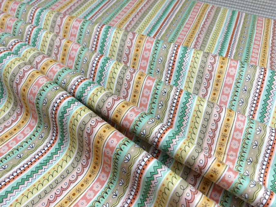 Patchwork Stoff mit bunten, gemusterten Streifen aus der Serie Doodle Days von Makower Faltenwurf